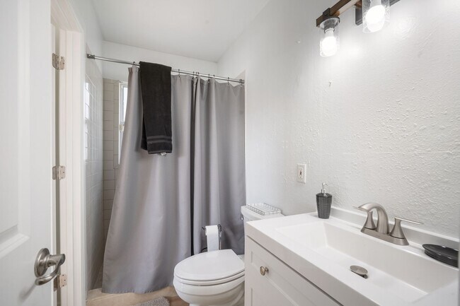 Building Photo - Charming 3?Bed,?2?Bath Home in Apollo Beac...