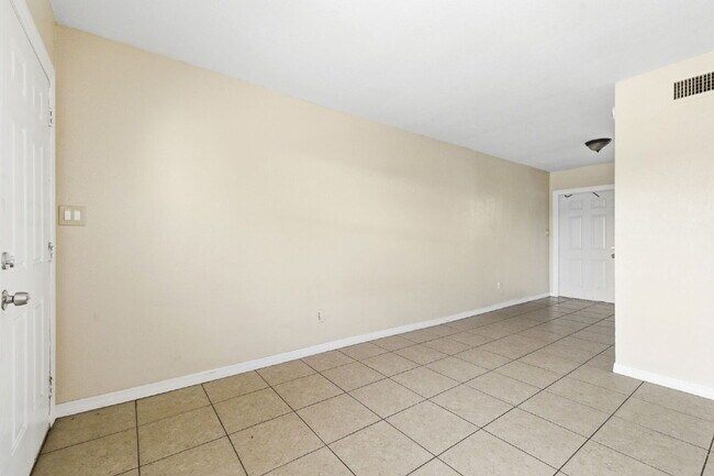 Building Photo - Updated 2-bedroom apartment in St. Petersburg offering 650 square feet of refreshed living space ...