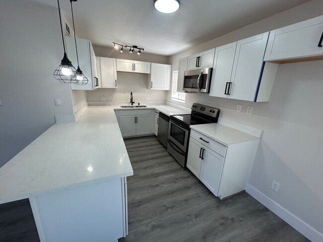 Building Photo - Single story home recently remodeled and centrally located.