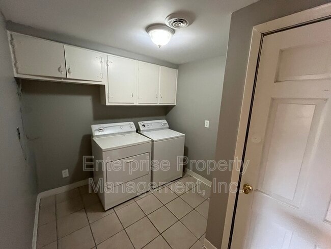 Building Photo - 2859 Invergarry Rd