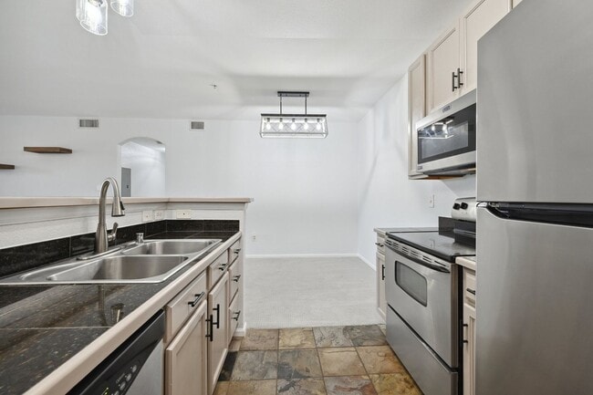 Building Photo - Updated 2 Bedroom Condo in Erie