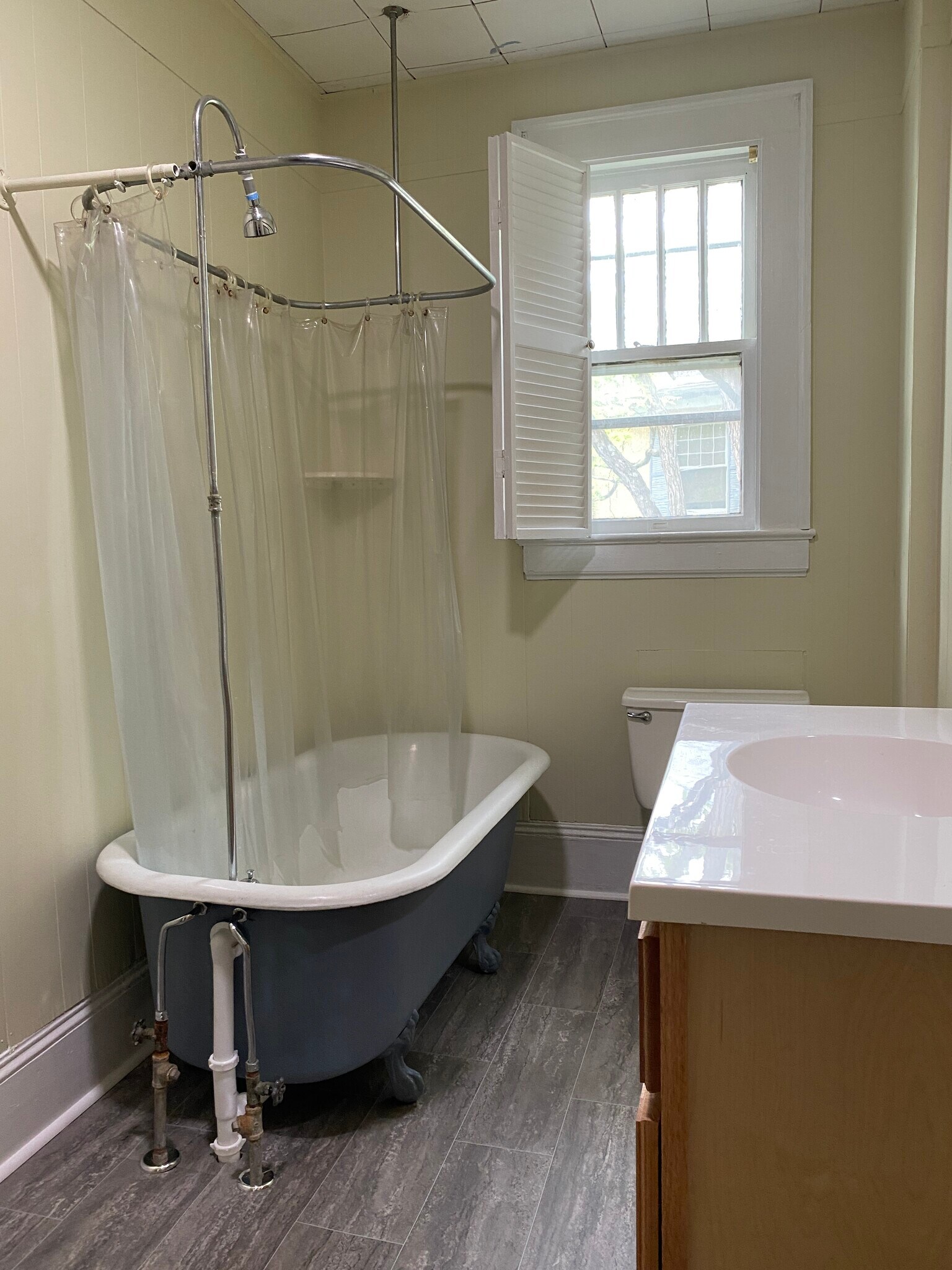 Large Bath - 222 W End Blvd