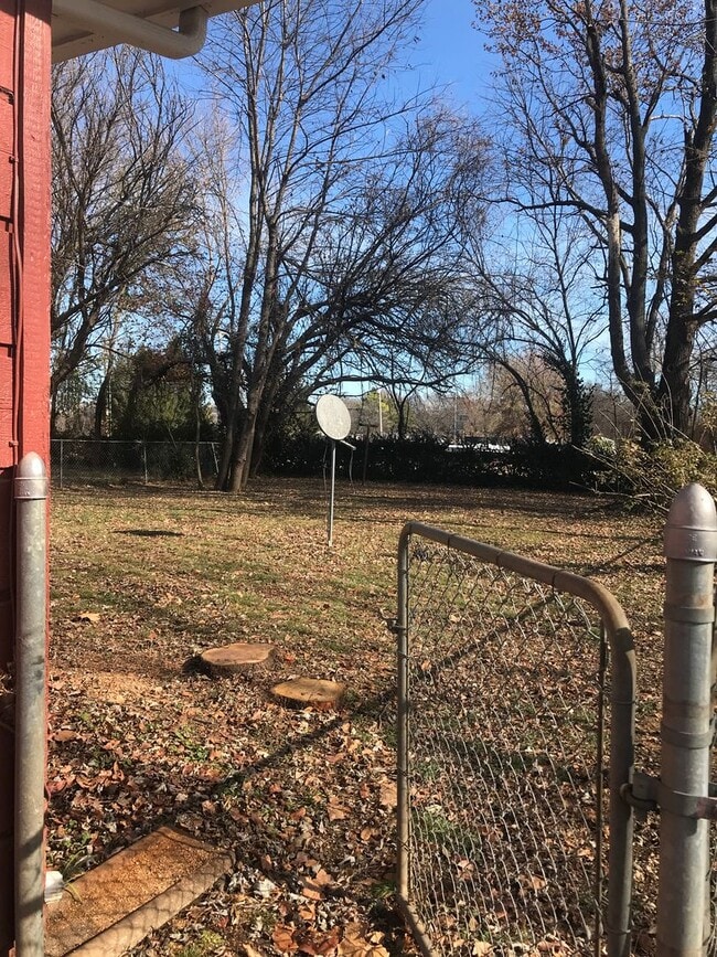 Building Photo - 2060 S Wedgewood Ave