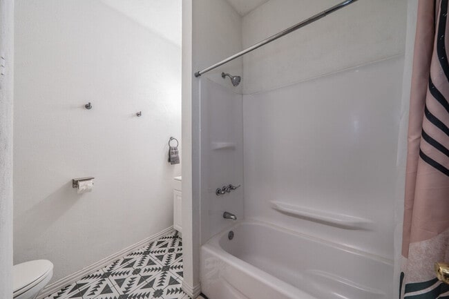 Building Photo - 441 W 9th St