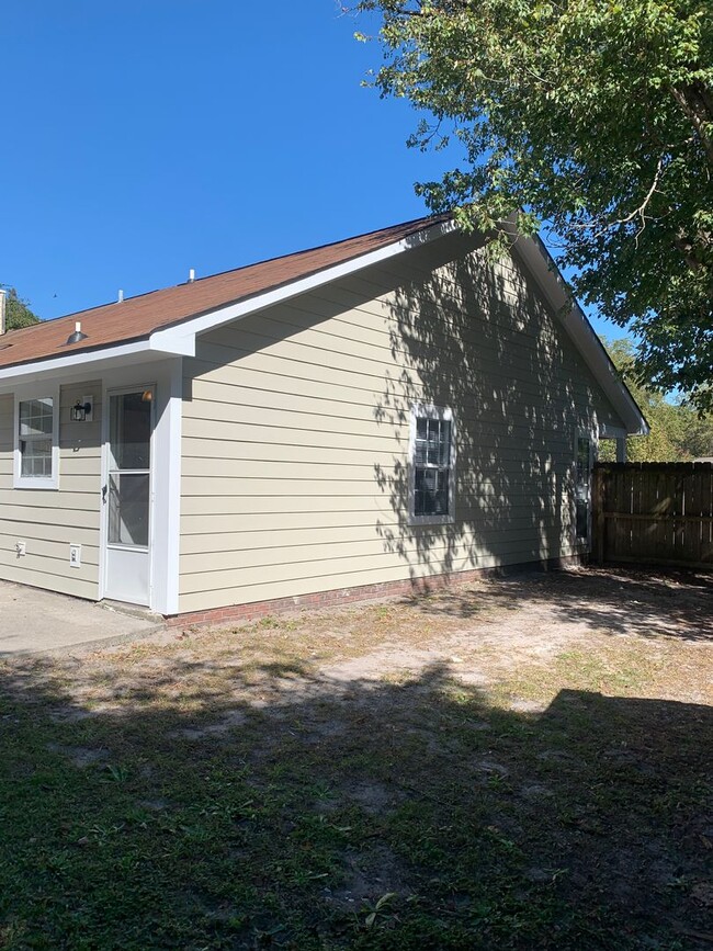 Building Photo - 2 Bedroom 2 Bath Townhome with fenced back...