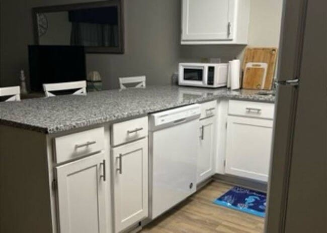 Building Photo - Winter rental! Recently renovated condo in quiet community with pools! Available from NOW through...