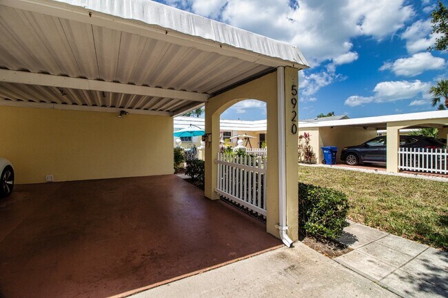 Building Photo - Fully Furnished - 2 bed 2 Bath villa - South Sarasota