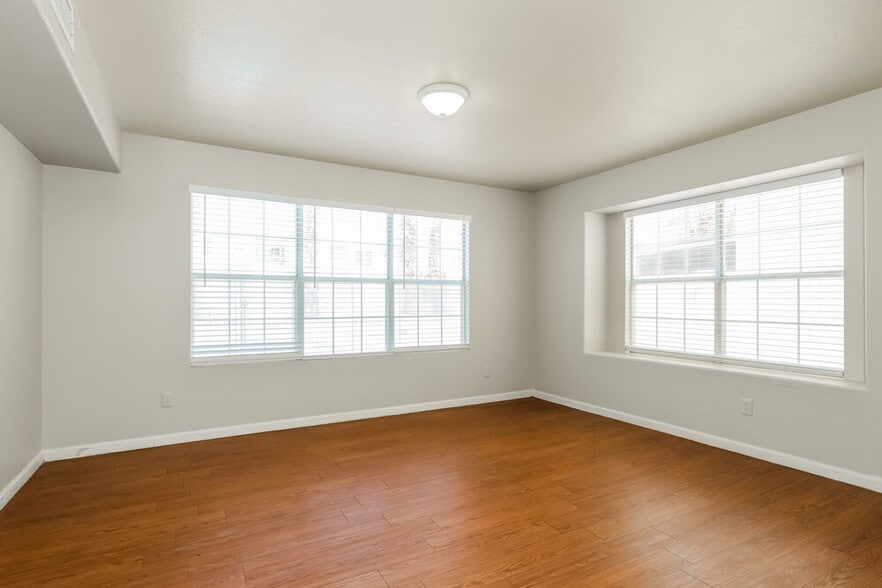 Building Photo - 3422 E Woodland Dr