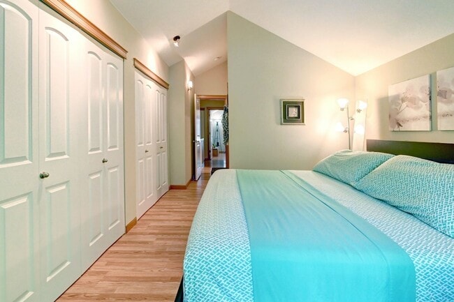 Building Photo - Immaculate Townhome with Private Patio!