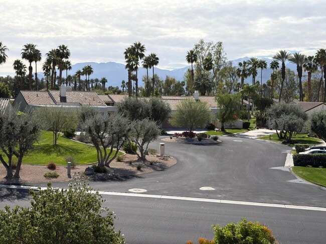 Building Photo - 462 Sunningdale Dr