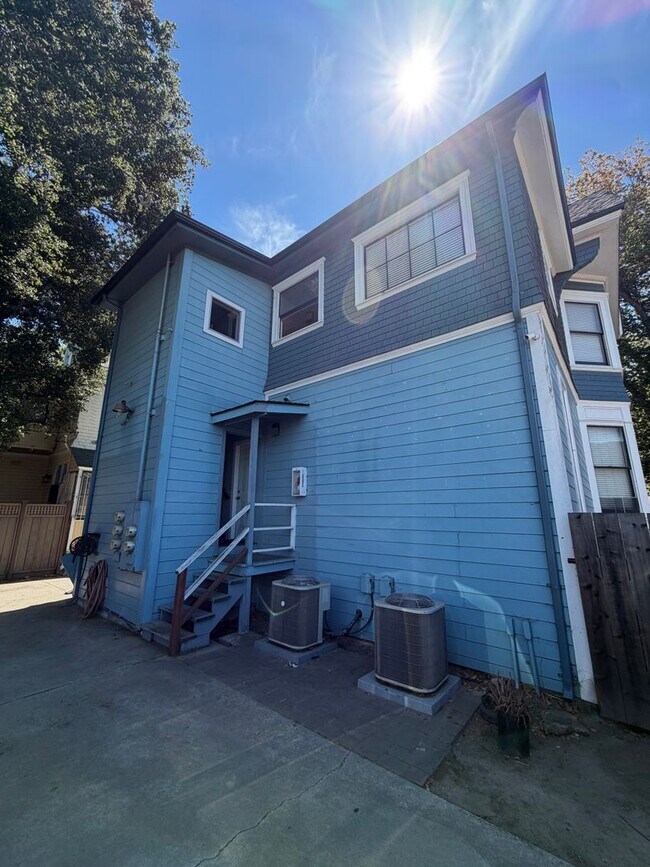 Building Photo - 460 N 3rd St