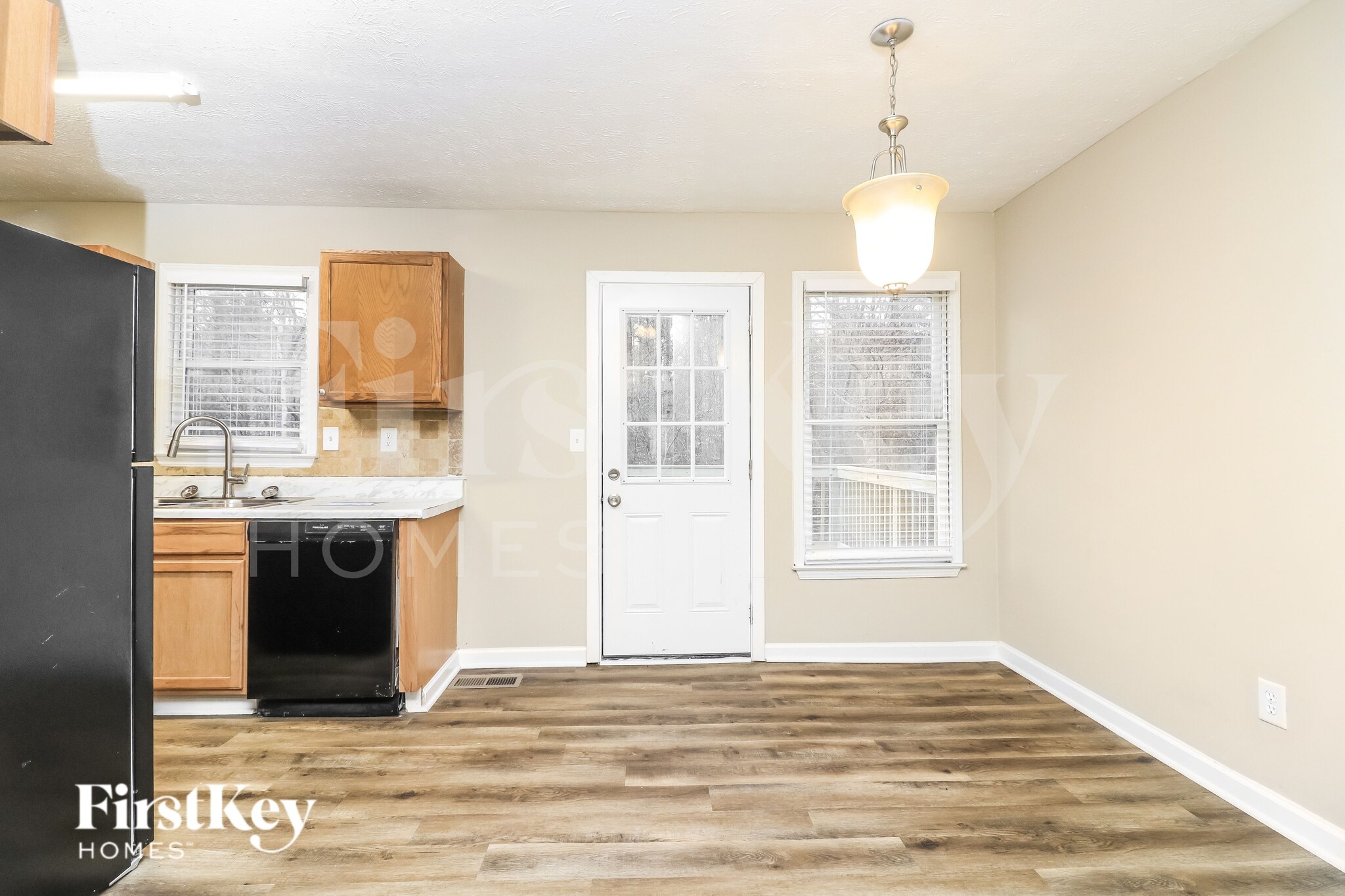 Building Photo - 325 Arapaho Dr SE