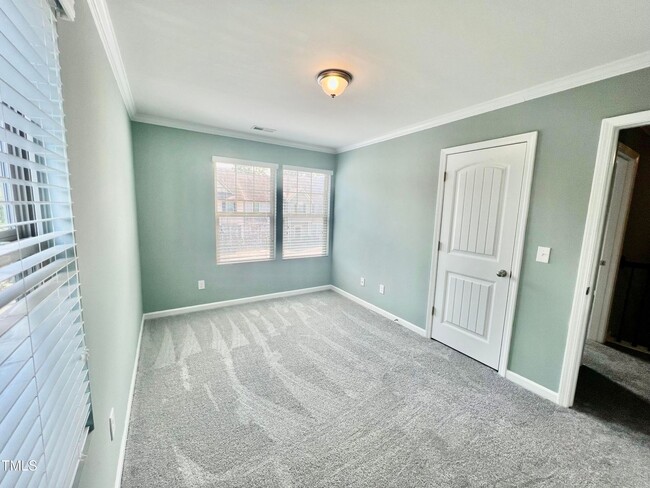 Building Photo - 4 Bedroom, 3 Full Bath End Unit Townhome i...