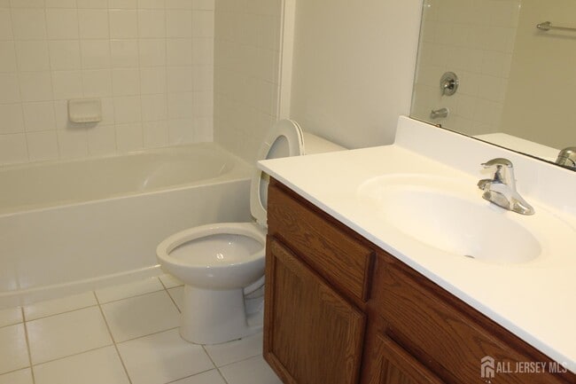 Building Photo - 6 Bond St