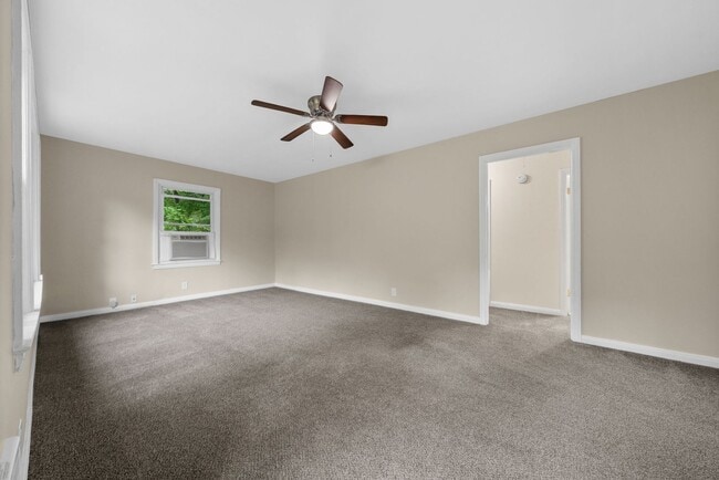 Building Photo - 2 Bedroom Home For Rent Near APSU!