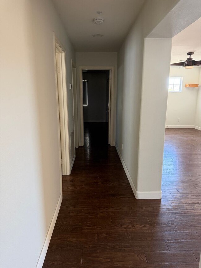 Building Photo - 841 Rosebud Dr