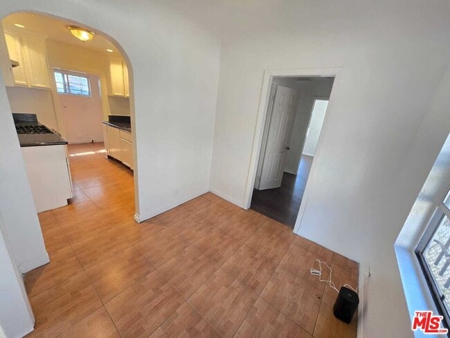 Building Photo - 1413 W 99th St