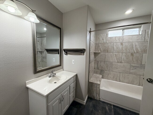 Building Photo - 103 S 4th St