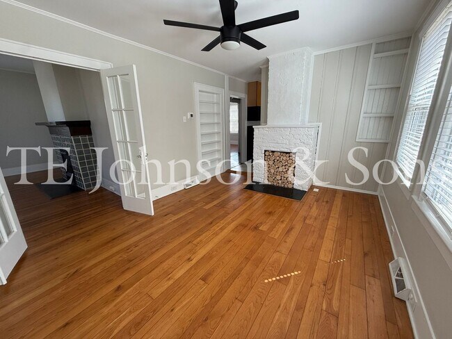 Building Photo - Charming 3BR Home with Fenced Yard, Hardwood Floors and Classic Built Ins