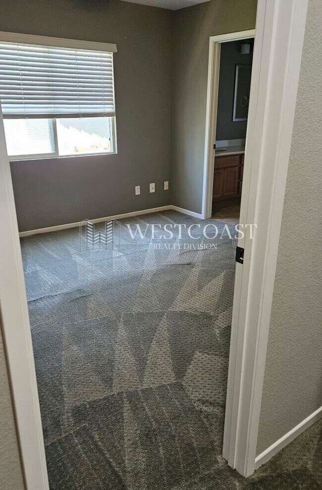 Building Photo - Elegant 3-Bedroom Home in Gated Vista Comm...