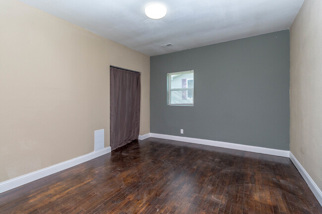 Building Photo - 3 bed/1 bath - Completely Remodeled - Cent...