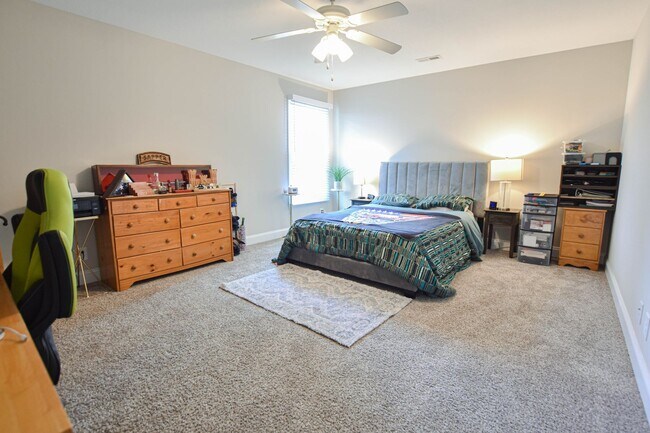 Building Photo - Pet Friendly Four Bedroom!
