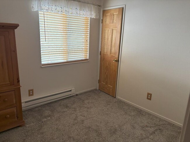 Building Photo - 3bed condo w/ covered parking + storage room