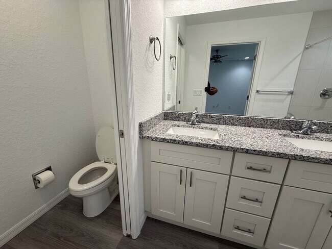 Building Photo - Great Price, Won't Last!!