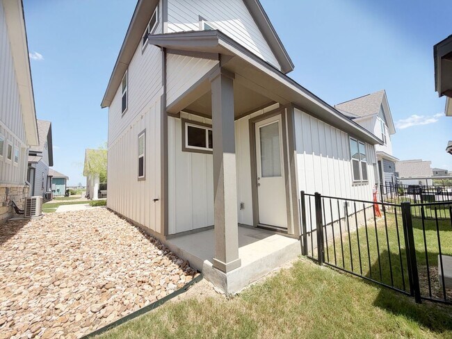 Building Photo - 2 Bed / 2.5 Bath Home Ready for Lease!