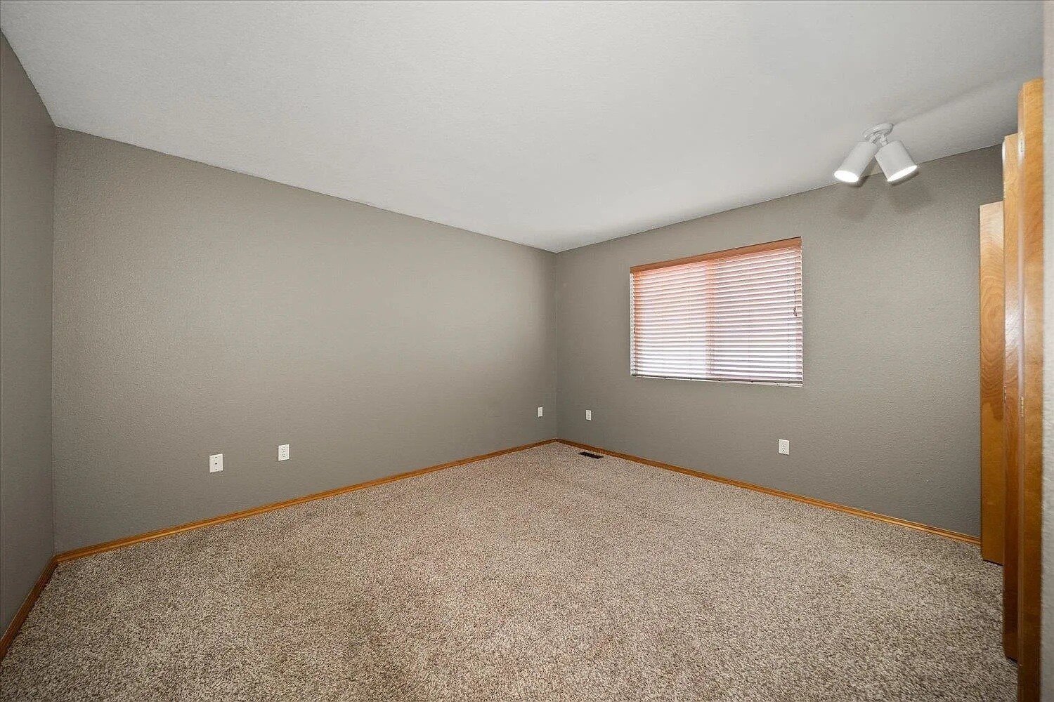 Building Photo - 4017 E 33rd Ave