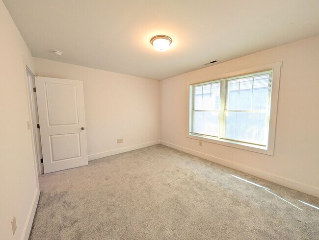 Building Photo - Weaverville Rental