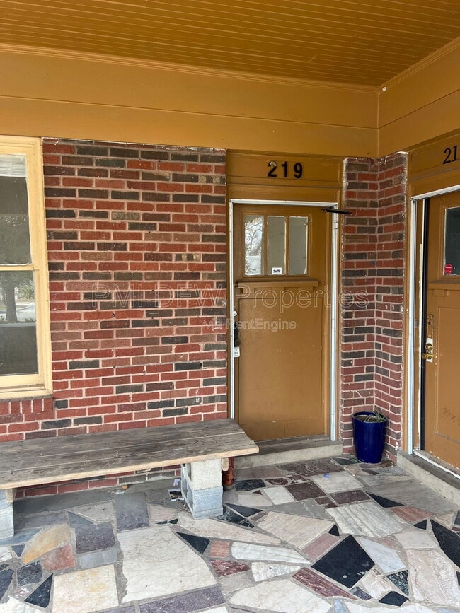 Building Photo - 219 S Montreal Ave