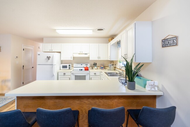 Building Photo - Furnished Seasonal Rental from December 7,...