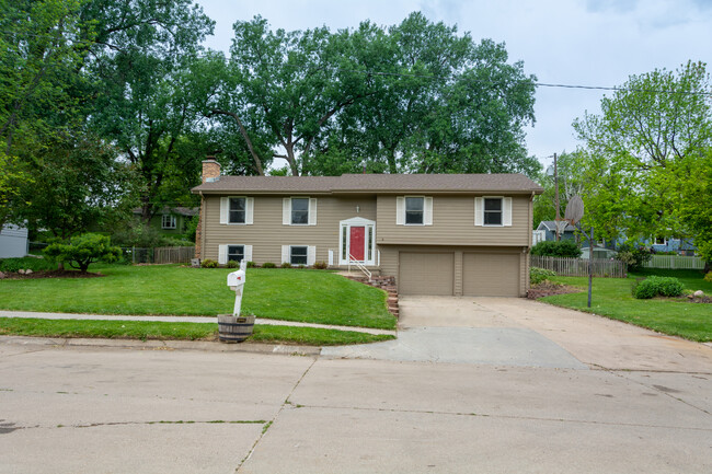 great family home on a low-traffic, no-outlet street. - 3118 S 116th St