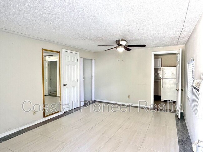 Building Photo - 2106 N Himes Ave