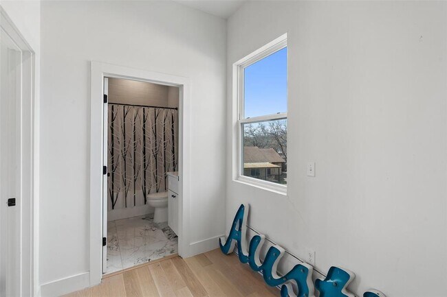 Building Photo - 4800 Vinson Dr