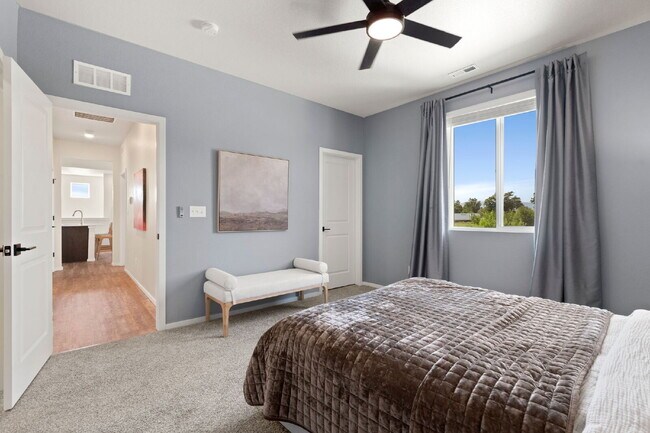 Building Photo - Newer 2bd condo in neighborhood w/ pool