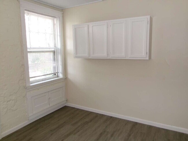 Building Photo - ** MOVE IN SPECIAL** First-Floor Unit with Hardwood Floors & Spacious Living Areas