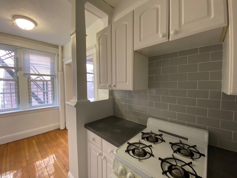 Building Photo - 63 Park Dr