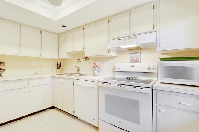 Building Photo - 275 S Beach Rd