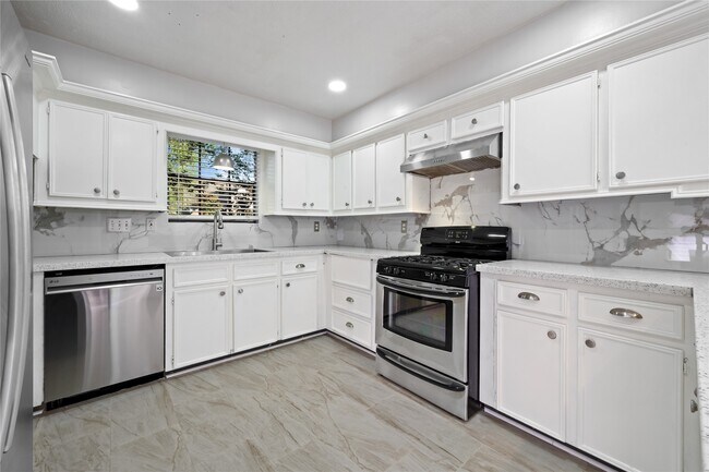 Building Photo - 15218 La Paloma Dr