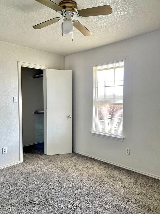 Building Photo - 5806 Redstone Dr