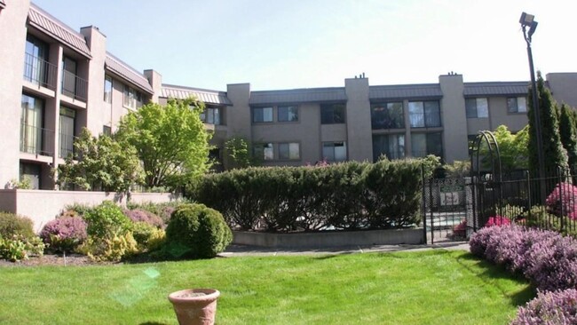 Building Photo - 2-bedroom, 2-bath Condo in Northgate. 2 pa...