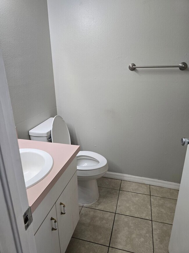 Building Photo - 501 W Saunders St