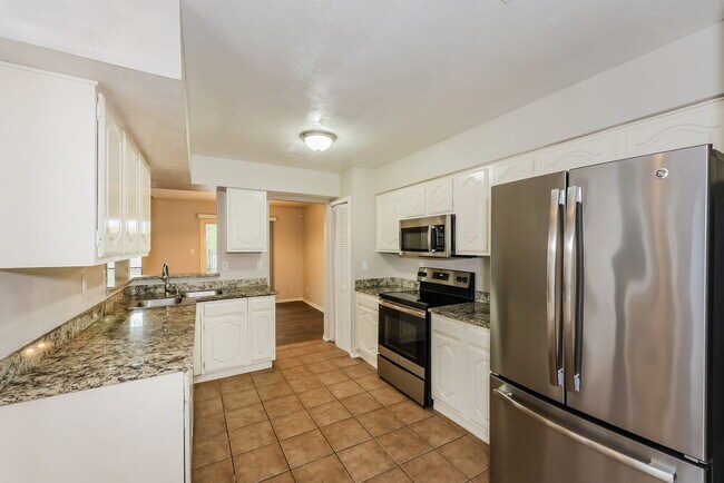 Building Photo - 2208 Gladstone Dr