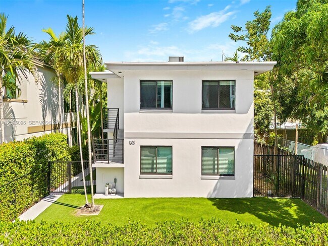 Building Photo - 1305 SE 1st St