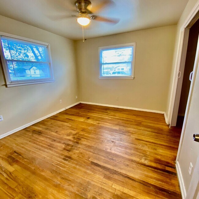 Building Photo - $0 First Month's Rent / $0 Deposit at Move-in