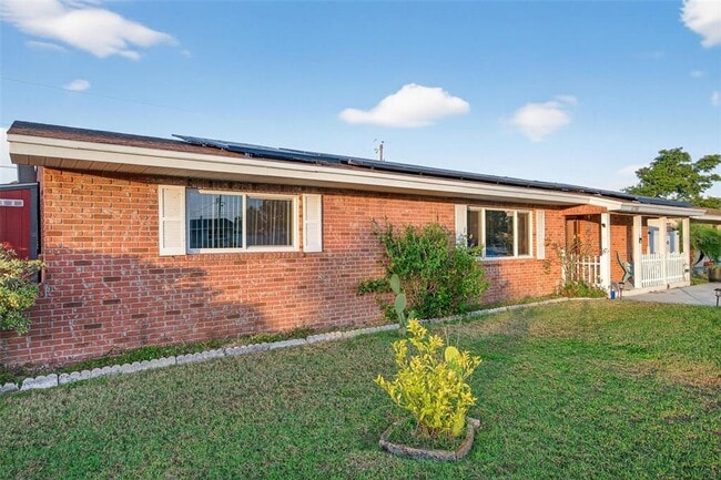 Building Photo - 11761 80th Ave