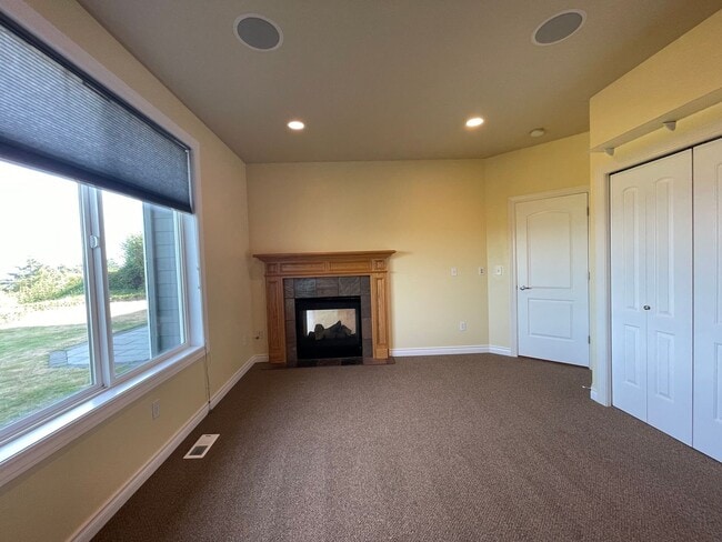 Building Photo - Spacious 5-Bedroom Home with Cascade & Val...