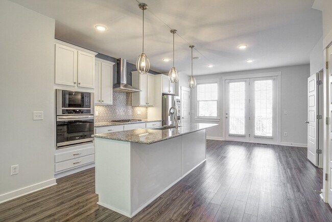 Building Photo - Corner Townhome with Roof Top Deck in Down...